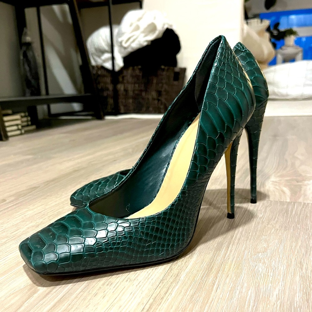 Aldo Teal Crocodile Square Toe Heals Size 8.5
